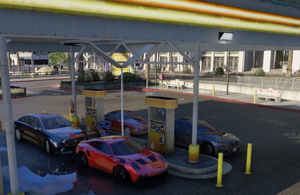 Tankstelle in Los Angeles mit Fahrzeugen der Community